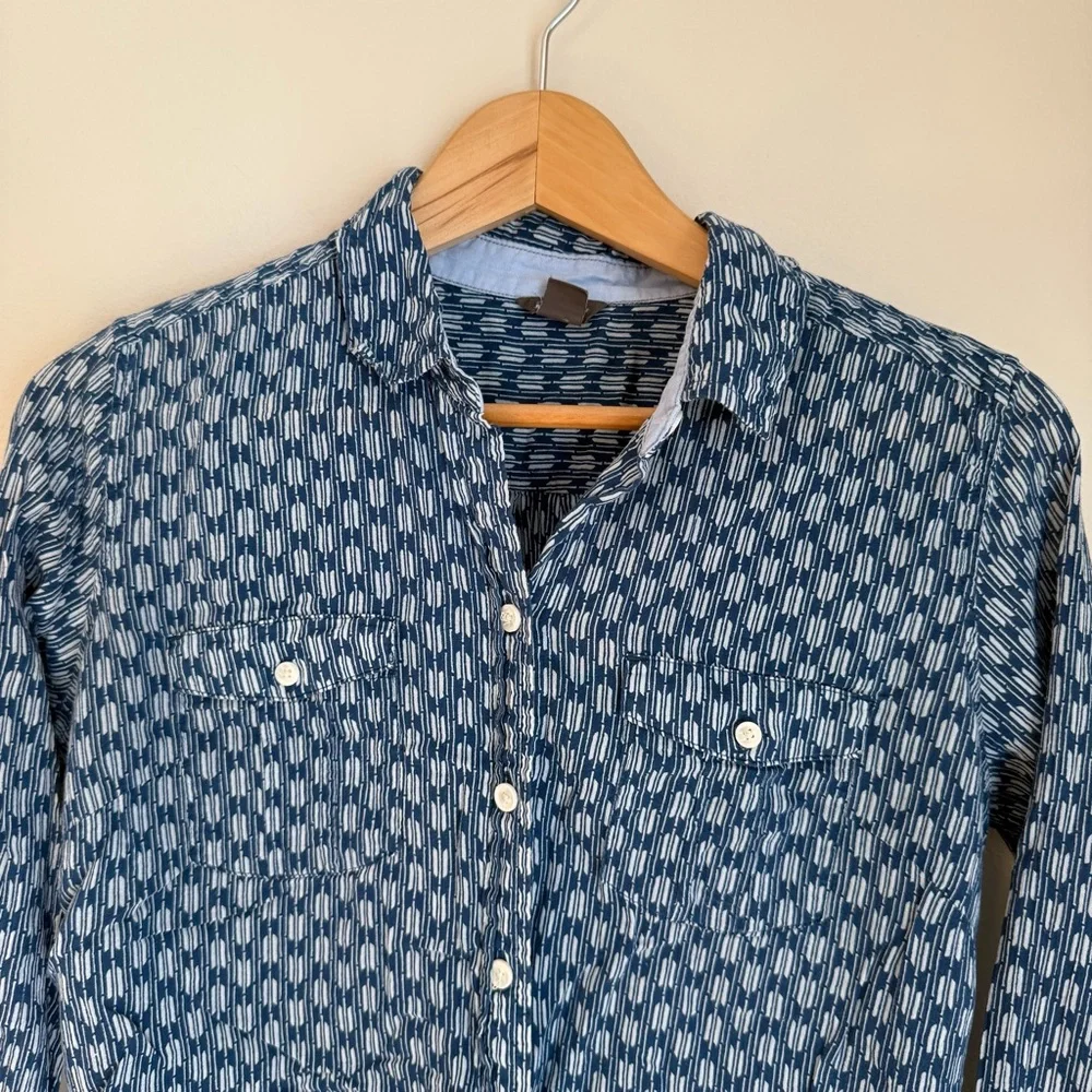 Eddie Bauer Women’s Lightweight Button Down Long sleeve Shirt Blue Size Medium - Picture 1 of 7